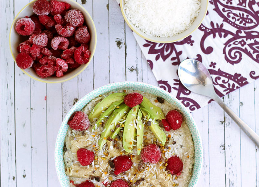 Raw Buckwheat & Avocado Porridge - such a simple and creamy breakfast! #raw #buckwheat