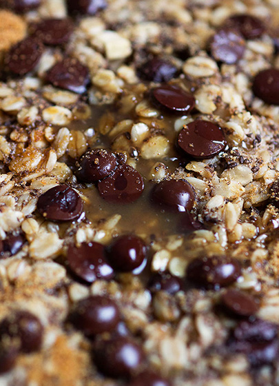 Chocolate Chip Baked Oatmeal with Salted Caramel Sauce. Vegan and incredibly delicious!! www.sprinkleofgreen.com