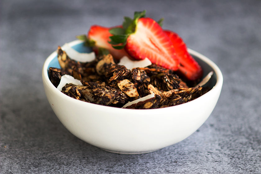 Chunky Chilli Chocolate Granola! So delicious, with subtle hints of chilli and delicious dark chocolate, this is one decadent granola recipe | www.sprinkleofgreen.com