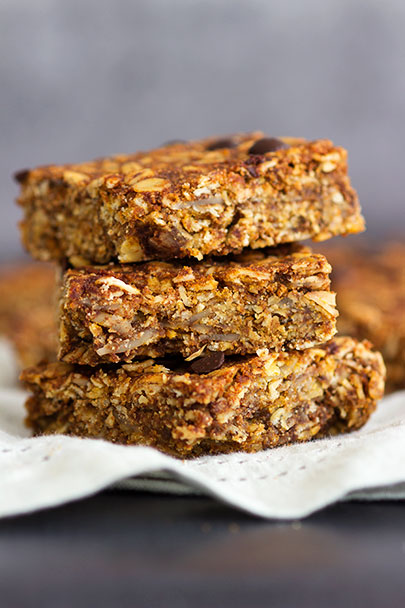 Chocolate Chip & Pumpkin Flapjacks - the perfect, easy snack to have handy throughout the week! www.sprinkleofgreen.com #vegan 