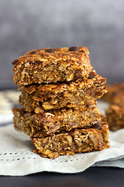 Chocolate Chip & Pumpkin Flapjacks - the perfect, easy snack to have handy throughout the week! www.sprinkleofgreen.com #vegan 