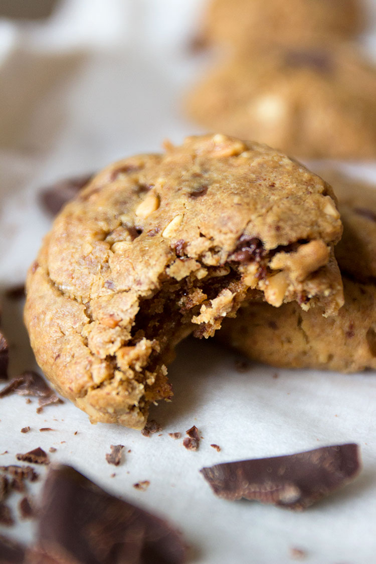 Flourless Peanut Butter Chocolate Chunk Cookies! The most addictive healthy cookies I've ever had! www.sprinkleofgreen.com 