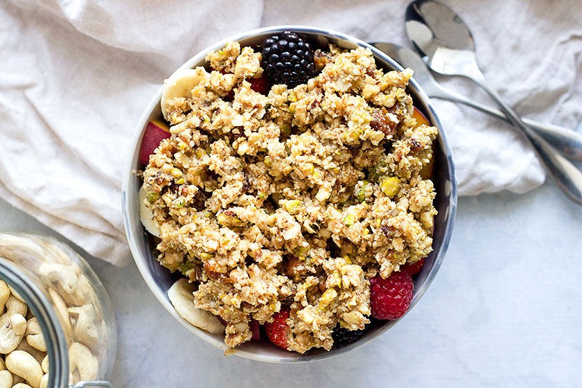 No Bake Berry, Banana and Passion Fruit Crumble | This no bake crumble takes very little effort and is quick to make. Perfect for warm summer mornings or evenings when you want a healthier and refreshing dessert | from @teffyperk