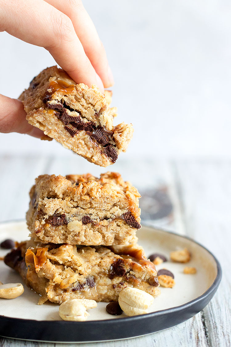 Caramel, Chocolate & Cashew 'Carmelita' Squares from www.sprinkleofgreen.com | Delicious layers of crumbly oats with a decadent vegan caramel and chocolate filling. #glutenfree #vegan #healthier