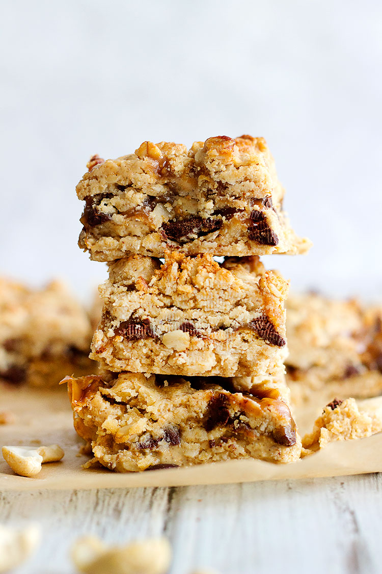 Caramel, Chocolate & Cashew 'Carmelita' Squares from www.sprinkleofgreen.com | Delicious layers of crumbly oats with a decadent vegan caramel and chocolate filling. #glutenfree #vegan 