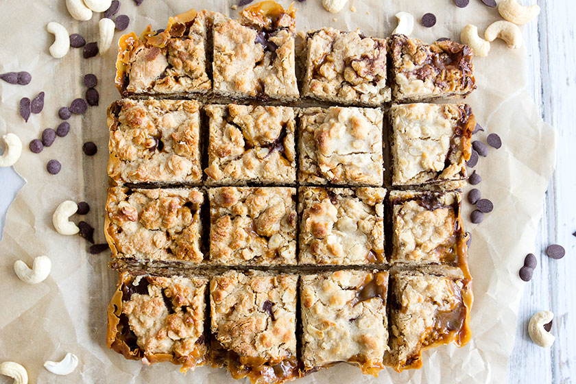 Caramel, Chocolate & Cashew 'Carmelita' Squares from www.sprinkleofgreen.com | Delicious layers of crumbly oats with a decadent vegan caramel and chocolate filling. #glutenfree #vegan