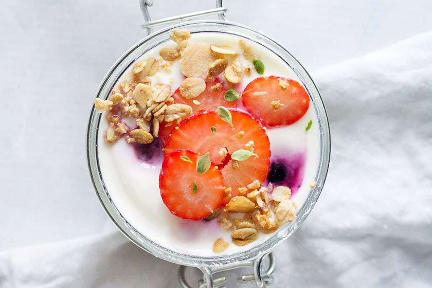Berry Breakfast Yogurt Cheesecake Jars | Delicious coconut and oat base topped with vanilla yogurt dotted with berries, with some crunchy granola to top. Best breakfast I could hope for, and easy to make! www.sprinkleofgreen.com