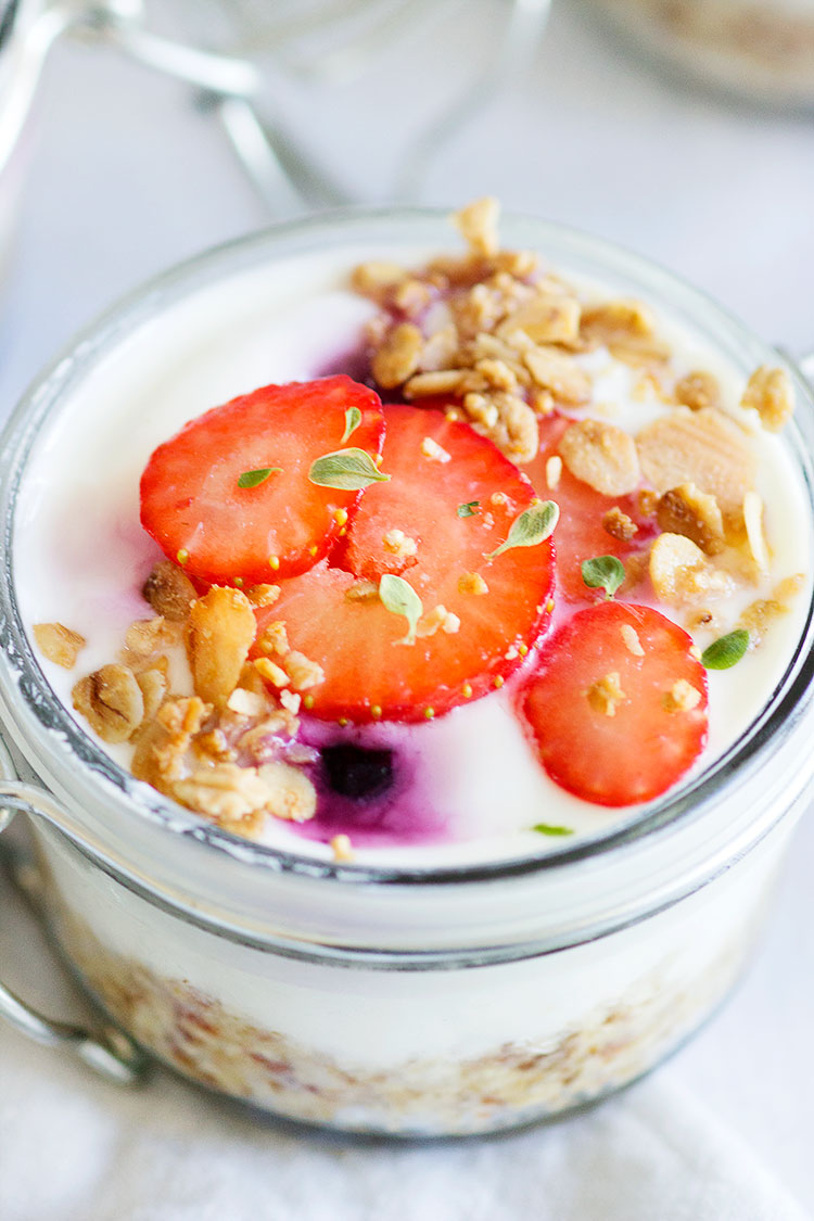 Berry Breakfast Yogurt Cheesecake Jars | Delicious coconut and oat base topped with vanilla yogurt dotted with berries, with some crunchy granola to top. Best breakfast I could hope for, and easy to make! www.sprinkleofgreen.com