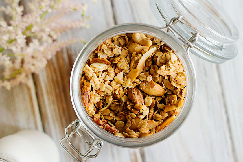 Maple & Coconut Homemade Granola Recipe | Delicious and crunchy granola made with oats, coconut flakes, nuts and maple syrup. Simple and has 6 ingredients only, making it the perfect breakfast staple! #vegan 