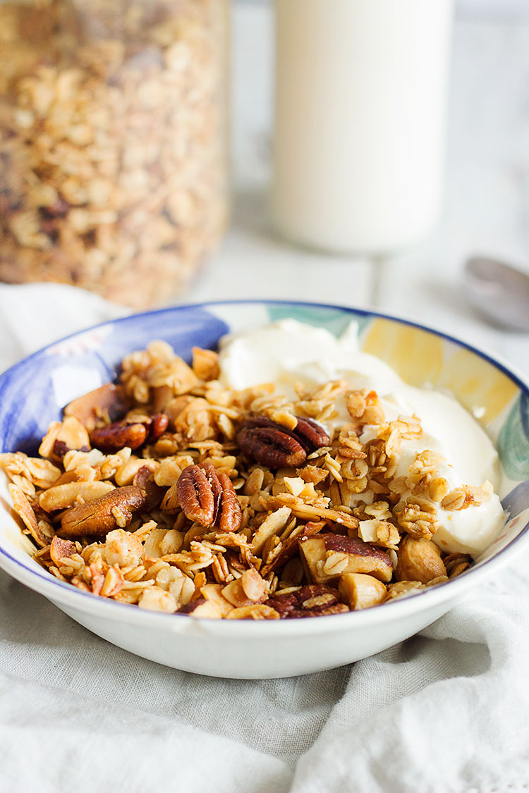Maple & Coconut Homemade Granola Recipe | Delicious and crunchy granola made with oats, coconut flakes, nuts and maple syrup. Simple and has 6 ingredients only, making it the perfect breakfast staple! #vegan 