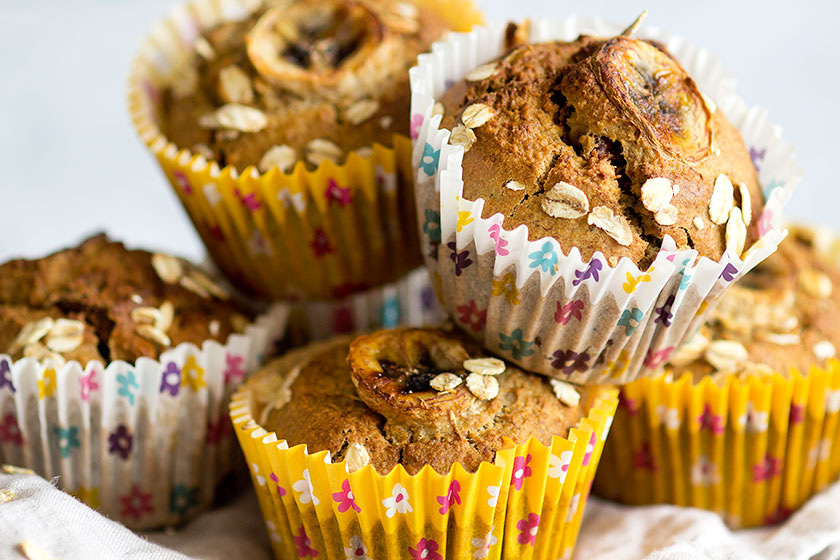 Breakfast Oat Muffins | Fluffy gluten-free breakfast muffins made with oat and almond flour and filled with juicy dried apricots. The perfect mid-week grab-and-go easy breakfast! by Sprinkle of Green @teffyperk