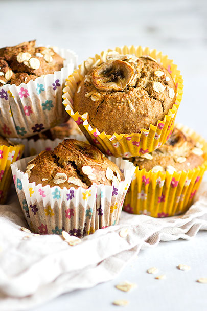 Breakfast Oat Muffins | Fluffy gluten-free breakfast muffins made with oat and almond flour and filled with juicy dried apricots. The perfect mid-week grab-and-go easy breakfast! by Sprinkle of Green @teffyperk