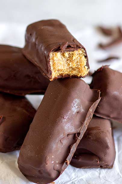 Peanut Butter Caramel Homemade Healthy Snickers | Raw, vegan and gluten free homemade snickers made without any refined sugar! 