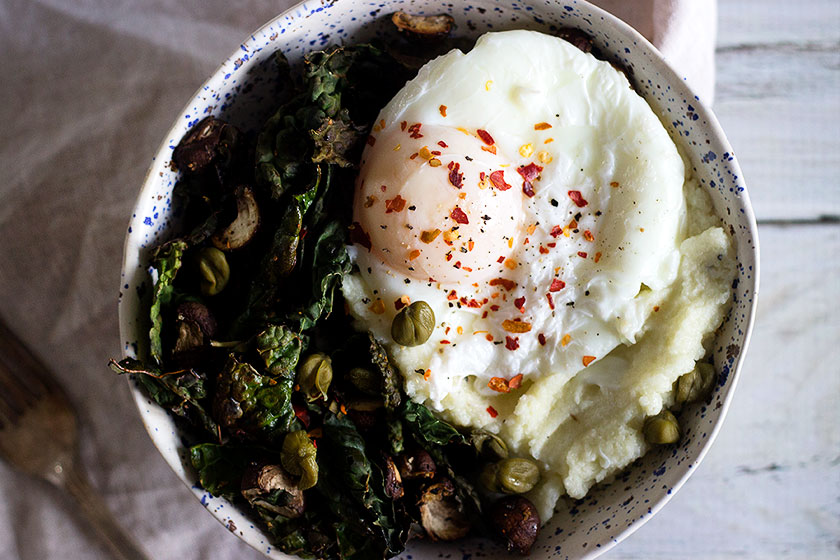 Cauliflower Mash & Crispy Kale Winter Bowl | cheesy and buttery cauliflower mash topped with a poached egg and crispy kale | Simple and quick lunch in under 30 minutes!