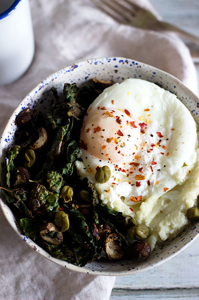 Cauliflower Mash & Crispy Kale Winter Bowl | cheesy and buttery cauliflower mash topped with a poached egg and crispy kale | Simple and quick lunch in under 30 minutes!