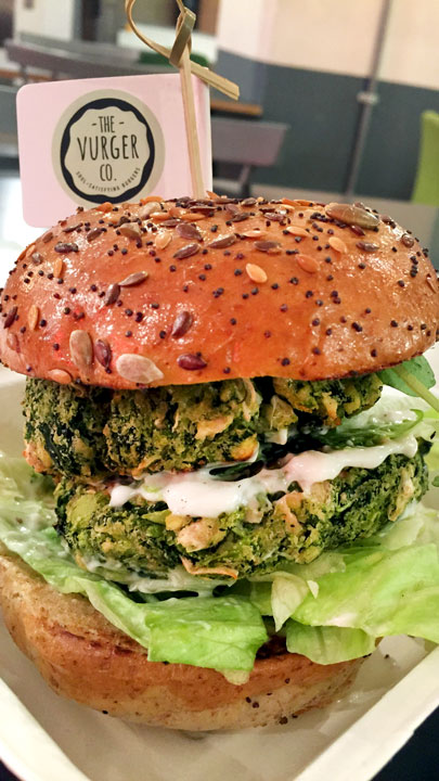 VEGAN BURGER RECIPE! from matcha, cannelini beans, broccoli and spinach. Served in a vegan brioche bun with vegan mayo!