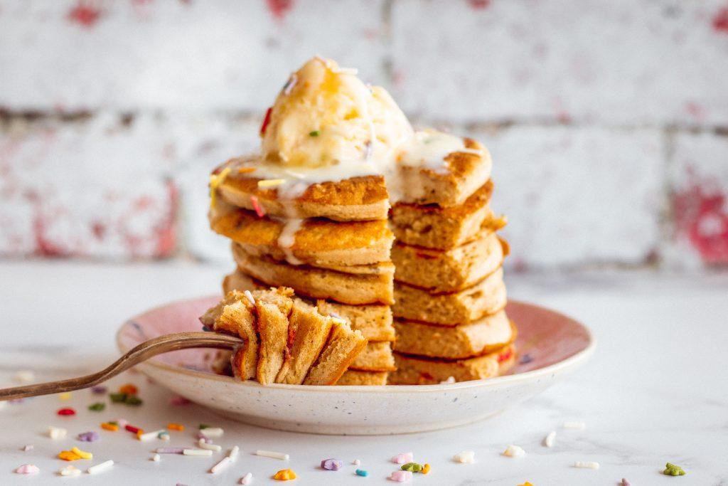 https://www.sprinkleofgreen.com/wp-content/uploads/2018/09/Vanilla-Birthday-Cake-Pancakes-7-of-9-1024x683.jpg
